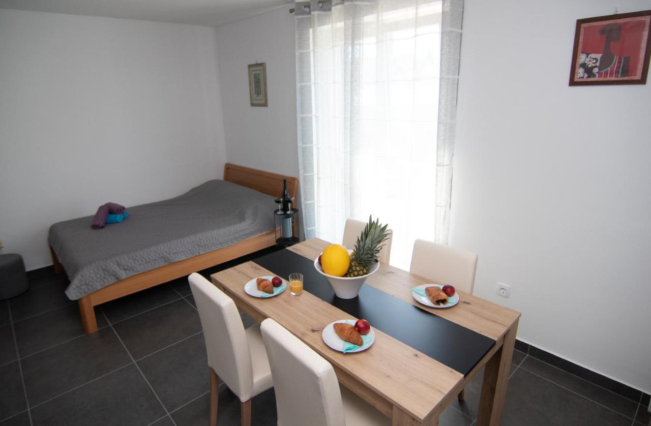 Valkane Beach Studio Apartment Pula Exterior foto